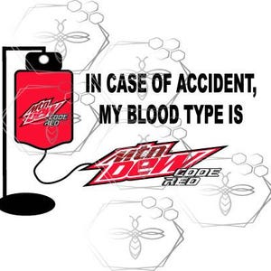 Könnte beinhalten: Grafikdesign mit dem Text „IM UNFALLFALL IST MEINE BLUTGRUPPE“ und einem roten Infusionsbeutel mit dem Mtn Dew Code Red-Logo. Ein zweites Mtn Dew Code Red-Logo ist ebenfalls vorhanden.
