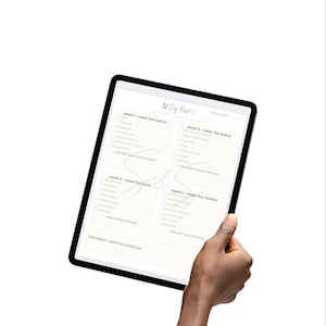 Puede incluir: Una tableta negra que muestra una lista de verificaci&oacute;n de 30 Day Rest. La lista de verificaci&oacute;n se divide en cuatro semanas, cada una con un enfoque diferente. La tableta est&aacute; sostenida por una mano sobre un fondo blanco.