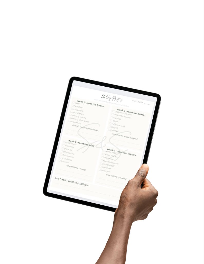 Puede incluir: Una tableta negra que muestra una lista de verificaci&oacute;n de 30 Day Rest. La lista de verificaci&oacute;n se divide en cuatro semanas, cada una con un enfoque diferente. La tableta est&aacute; sostenida por una mano sobre un fondo blanco.