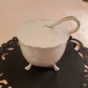 Spode England White Embossed Leaf Footed Candy Bowl Dish w/ Lid Gold Handle K1350