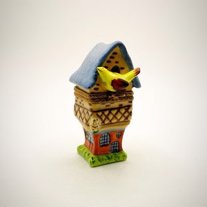 Whimsical Bird on Cottage LIMOGES Peint Main Trinket Box