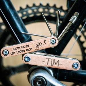 Fahrrad Multitool Werkzeug aus Holz Geschenk für Ihn Vatertag Geschenk für Papa, mit deinem Wunschnamen Bild 1