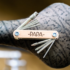 Fahrrad Multitool Werkzeug aus Holz Geschenk für Ihn Vatertag Geschenk für Papa, mit deinem Wunschnamen Bild 4