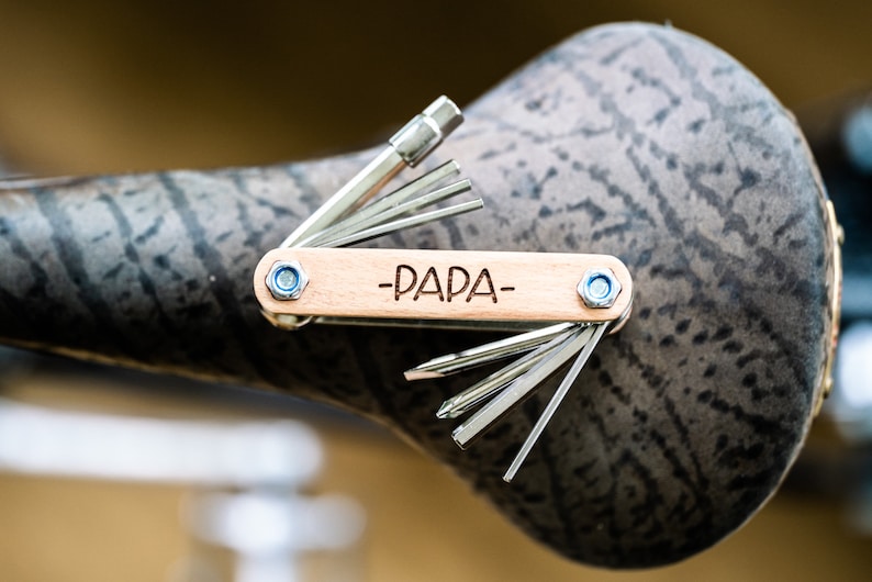 Fahrrad Multitool Werkzeug aus Holz Geschenk für Ihn Vatertag Geschenk für Papa, mit deinem Wunschnamen Bild 4