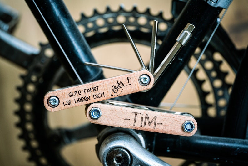 Fahrrad Multitool Werkzeug aus Holz Geschenk für Ihn Vatertag Geschenk für Papa, mit deinem Wunschnamen Bild 1