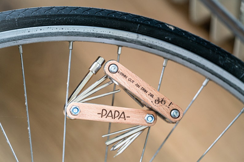 Fahrrad Multitool Werkzeug aus Holz Geschenk für Ihn Vatertag Geschenk für Papa, mit deinem Wunschnamen Bild 5