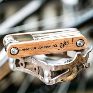 Fahrrad Multitool Werkzeug aus Holz Geschenk für Ihn Vatertag Geschenk für Papa, mit deinem Wunschnamen Bild 6