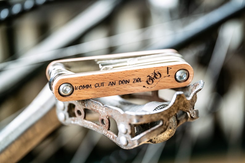 Fahrrad Multitool Werkzeug aus Holz Geschenk für Ihn Vatertag Geschenk für Papa, mit deinem Wunschnamen Bild 6