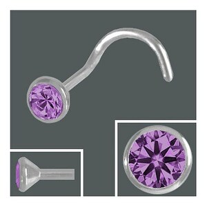 K&ouml;nnte beinhalten: Ein silberner Nasenring mit einem violetten Edelstein. Der Ring ist gebogen und hat einen kleinen, runden Edelstein.