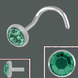 Op de afbeelding: Een zilveren neusring met een groene edelsteen. De edelsteen is rond en heeft een facetgeslepen ontwerp.