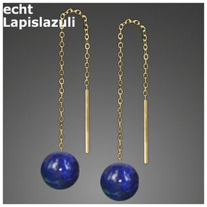 Könnte beinhalten: Ein Paar goldene Ohrhänger mit blauen Lapislazuli-Kugeln am unteren Ende.