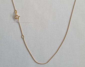 Puede incluir: Un collar de cadena de oro con cierre de mosquetón. La cadena es fina y delicada.