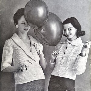 Puede incluir: Imagen en blanco y negro de dos mujeres con ropa vintage sosteniendo globos. Una mujer lleva una chaqueta texturizada, falda y guantes. La otra mujer lleva un cárdigan de punto trenzado y una falda. Ambas mujeres tienen cabello oscuro y llevan joyas.