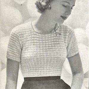 Peut inclure: Haut vintage en crochet à manches courtes, avec un col rond et un petit nœud. Le haut est de couleur claire et associé à une jupe foncée. L'image est une photographie en noir et blanc.