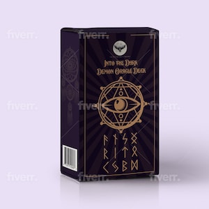 Puede incluir: Una caja rectangular de cartas or&aacute;culo en color morado oscuro con gr&aacute;ficos dorados. El frente presenta un ojo dentro de un c&iacute;rculo geom&eacute;trico, s&iacute;mbolos r&uacute;nicos y el texto Into the Dark Demon Oracle Deck. Un c&oacute;digo de barras es visible en el lateral.