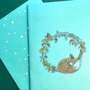 Tarjeta de otoño con zorro y ardilla durmiendo sobre hojas de otoño, tarjeta hecha a mano por artbysusannl