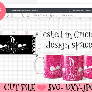 Puede incluir: Un dise&ntilde;o digital para una taza con una ilustraci&oacute;n en blanco y negro de pinceles, l&aacute;piz labial y un coraz&oacute;n con el texto "Teach Love Inspire". El dise&ntilde;o se muestra en una taza de purpurina rosa y en el espacio de dise&ntilde;o de Cricut.