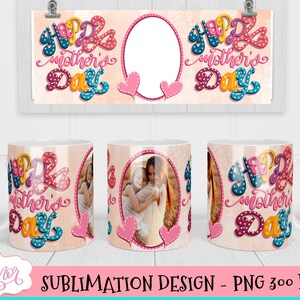 Puede incluir: Dos tazas blancas con un dise&ntilde;o de "Feliz D&iacute;a de la Madre" en rosa, azul y amarillo. Cada taza tiene un marco de fotos con una imagen de dos mujeres abraz&aacute;ndose.