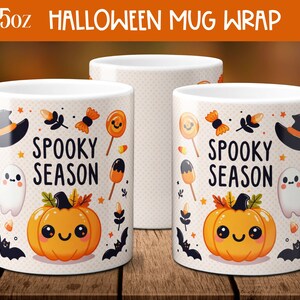 Puede incluir: Dos tazas de cer&aacute;mica blanca con tem&aacute;tica de Halloween. Las tazas presentan una calabaza, un fantasma, un murci&eacute;lago, un sombrero de bruja, ma&iacute;z dulce y una piruleta. El texto en las tazas dice "Spooky Season".