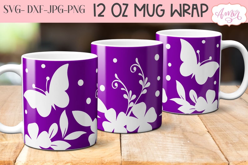 K&ouml;nnte beinhalten: Drei wei&szlig;e Keramikbecher mit 12 Unzen Fassungsverm&ouml;gen, mit violettem Hintergrund und wei&szlig;en Blumen- und Schmetterlingsmotiven. Die Becher stehen auf einer Holzoberfl&auml;che.