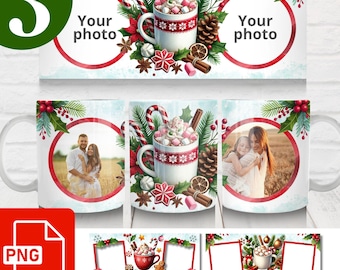 Puede incluir: Un conjunto de tres tazas de cerámica blanca de 11 oz/15 oz con un tema navideño. Cada taza presenta una taza roja y blanca con un diseño festivo de bastones de caramelo, acebo y una taza de chocolate caliente con malvaviscos. Las tazas tienen un fondo blanco con un borde rojo y un espacio para una foto. El texto "Tu foto" está impreso en cada taza. Las tazas se muestran sobre un fondo blanco con un icono de descarga para un archivo PNG.