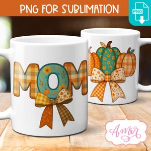Può includere: Tazze in ceramica bianca con disegni a tema autunnale. Una tazza presenta la parola "MOM" in lettere a quadri con una "O" floreale turchese e un fiocco. L'altra tazza mostra zucche e un fiocco. Il testo "PNG FOR SUBLIMATION" è in alto.