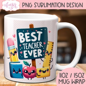 Op de afbeelding: Witte keramische mok met een roze achtergrond en een ontwerp met een schoolbord met de tekst "Beste leraar ooit" en cartoonfiguren van een potlood, liniaal, boek en appel. De mok is geschikt voor sublimatieprinten en is verkrijgbaar in de maten 11oz en 15oz.
