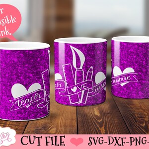 Puede incluir: Tres tazas de cer&aacute;mica blanca con un dise&ntilde;o de purpurina morada. Las tazas presentan diferentes dise&ntilde;os con corazones y texto que dice "teach", "love" y "inspire".