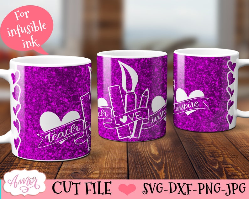 Puede incluir: Tres tazas de cer&aacute;mica blanca con un dise&ntilde;o de purpurina morada. Las tazas presentan diferentes dise&ntilde;os con corazones y texto que dice "teach", "love" y "inspire".