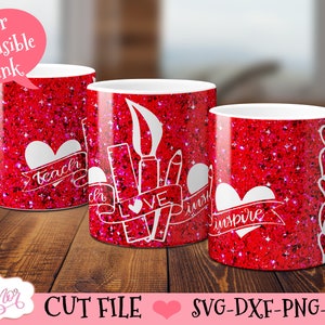 Puede incluir: Tres tazas rojas con purpurina con corazones blancos y texto. Las tazas dicen "teach", "love" e "inspire".