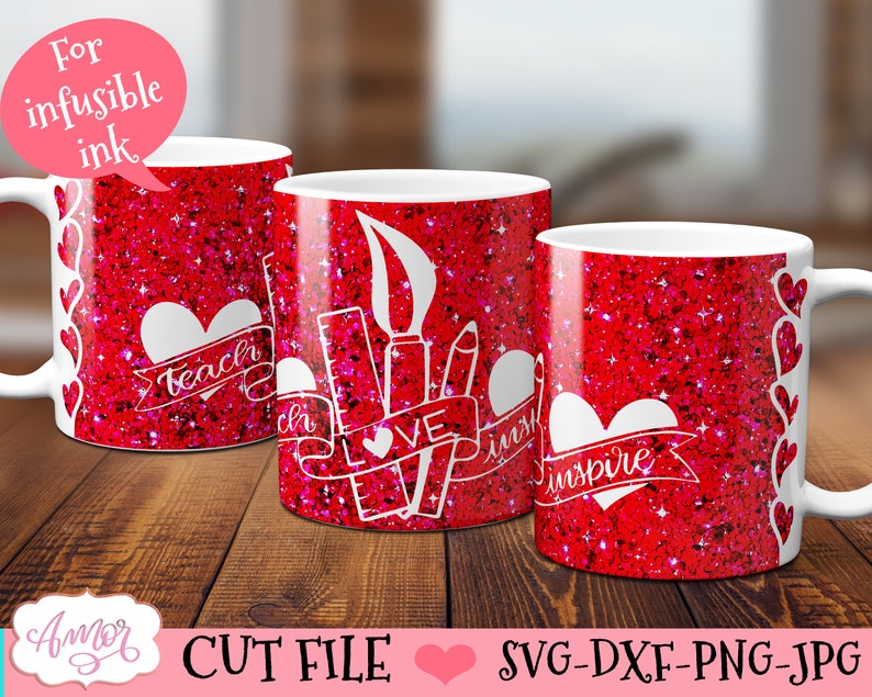 Puede incluir: Tres tazas rojas con purpurina con corazones blancos y texto. Las tazas dicen "teach", "love" e "inspire".