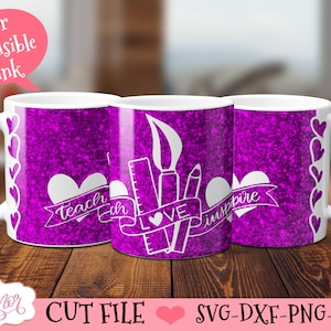 Puede incluir: Tres tazas de sublimaci&oacute;n de purpurina morada con texto y dise&ntilde;os blancos. Las tazas dicen "Ense&ntilde;ar, Amar, Inspirar" con corazones y pinceles.