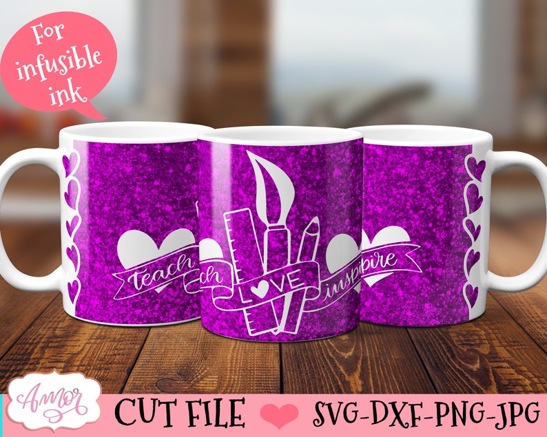 Puede incluir: Tres tazas de sublimaci&oacute;n de purpurina morada con texto y dise&ntilde;os blancos. Las tazas dicen "Ense&ntilde;ar, Amar, Inspirar" con corazones y pinceles.