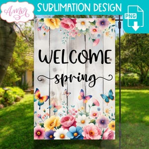 Puede incluir: Una bandera de jardín de bienvenida a la primavera con un fondo de madera blanca y flores y mariposas de colores. El texto "Bienvenido primavera" está escrito en negro.