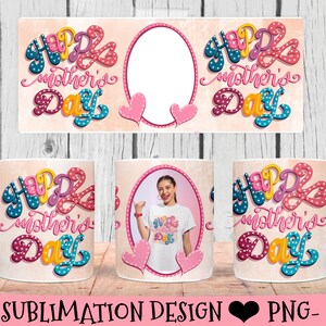 Puede incluir: Dise&ntilde;o de sublimaci&oacute;n para una taza con un texto colorido "Feliz D&iacute;a de la Madre" con lunares y un marco para una foto. El dise&ntilde;o est&aacute; en una taza blanca con asa.