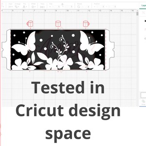 K&ouml;nnte beinhalten: Ein schwarz-wei&szlig;es Design f&uuml;r eine Tasse mit einem Schmetterlings- und Blumenmuster. Das Design wurde in Cricut Design Space getestet.