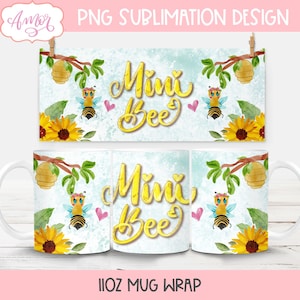 Puede incluir: Un diseño de sublimación para envoltura de taza blanca de 11oz con una ilustración de acuarela de una abeja con una corona, un panal, girasoles y el texto "Mini Bee" en letras doradas sobre un fondo azul y blanco.