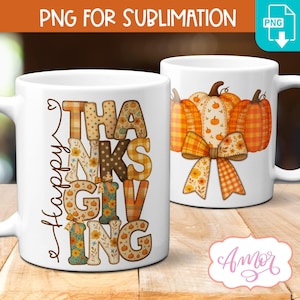 Può includere: Due tazze in ceramica bianca. Una tazza presenta le parole "Happy Thanksgiving" in un design patchwork con colori autunnali. L'altra tazza ha un disegno di zucche e un fiocco. La parte superiore dell'immagine dice "PNG FOR SUBLIMATION".