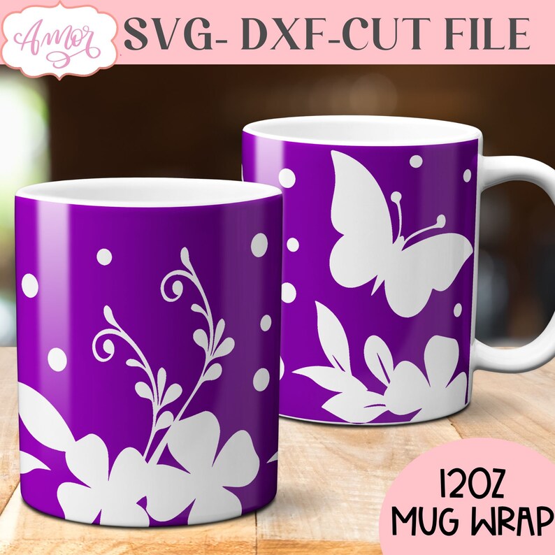 K&ouml;nnte beinhalten: Lilafarbener 12oz-Becher&uuml;berzug mit wei&szlig;em Blumenmuster und wei&szlig;en Punkten. Das Design beinhaltet einen Schmetterling, Bl&auml;tter und Blumen.