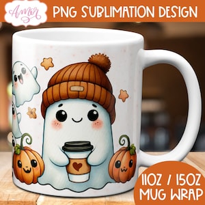 Op de afbeelding: Witte keramische mok met een ontwerp van een geest die een bruine en oranje hoed draagt ​​en een koffiebeker vasthoudt. De geest heeft een schattig gezicht met grote ogen en een kleine mond. De mok heeft ook twee pompoenen met schattige gezichten aan weerszijden van de geest. De tekst "11oz / 15oz Mug Wrap" staat onderaan de mok.
