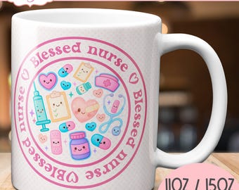 Peut inclure: Mug en céramique blanche avec un motif enveloppant avec le texte "Blessed nurse" dans un cercle rose, entouré d'illustrations mignonnes sur le thème médical. La tasse a une anse blanche et le texte "PNG SUBLIMATION DESIGN" en haut. Disponible en 312ml et 425ml.