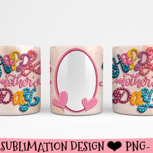 Puede incluir: Un dise&ntilde;o de sublimaci&oacute;n para una taza con un dise&ntilde;o de lunares rosa, amarillo, azul y blanco con el texto "Feliz D&iacute;a de la Madre". El dise&ntilde;o se muestra en una taza blanca con asa.