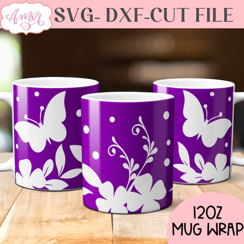 K&ouml;nnte beinhalten: Drei wei&szlig;e Tassen mit 12oz und einem violetten Hintergrund sowie einem wei&szlig;en Blumen- und Schmetterlingsdesign. Der Text "12oz MUG WRAP" befindet sich am unteren Rand des Bildes.