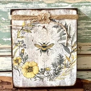 Uruney Bee Tiered Tray Decor, Honey Bee Spring Summer Decor Queen Bee Bumble Bee Kind Sweet Bee Happy Hive Wooden Signs, Rustic Farmhouse Spring