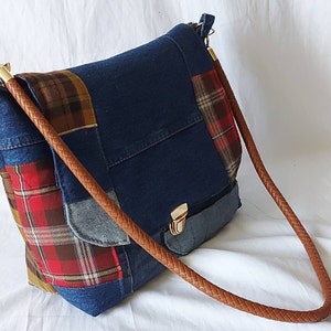sac en bandoulière en jeans recyclé, chute tissu à carreaux, fermeture cartable