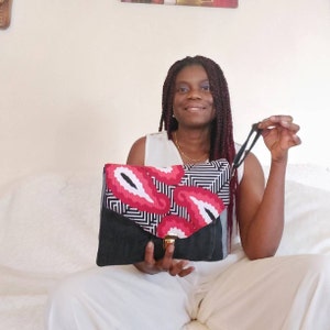Sac pochette en jean recyclé porté main, wax africain rouge fleuri, fermeture boucle cartable