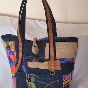 Damen-Jeanstasche, mehrfarbiges Wachs und natürliche Jute, handgewebter Kordelverschluss und zwei Gürtelgriffe