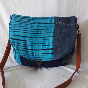 Sac bandoulière en jeans recyclés, rabat wax et jeans bleu, fermeture boucle cartable