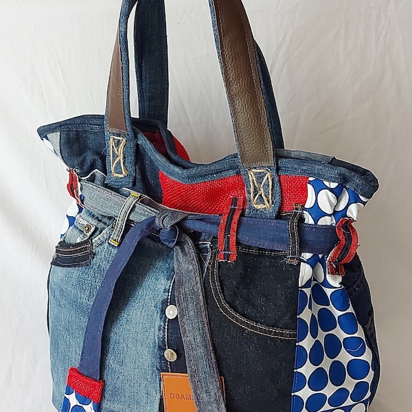 sac cabas en jeans recyclés, rehaussé tissu coton cercles bleu-blancs et jute rouge