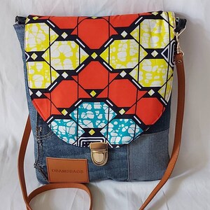 Sac à main femme en jeans recyclés, rabat wax coloré, fermeture boucle cartable